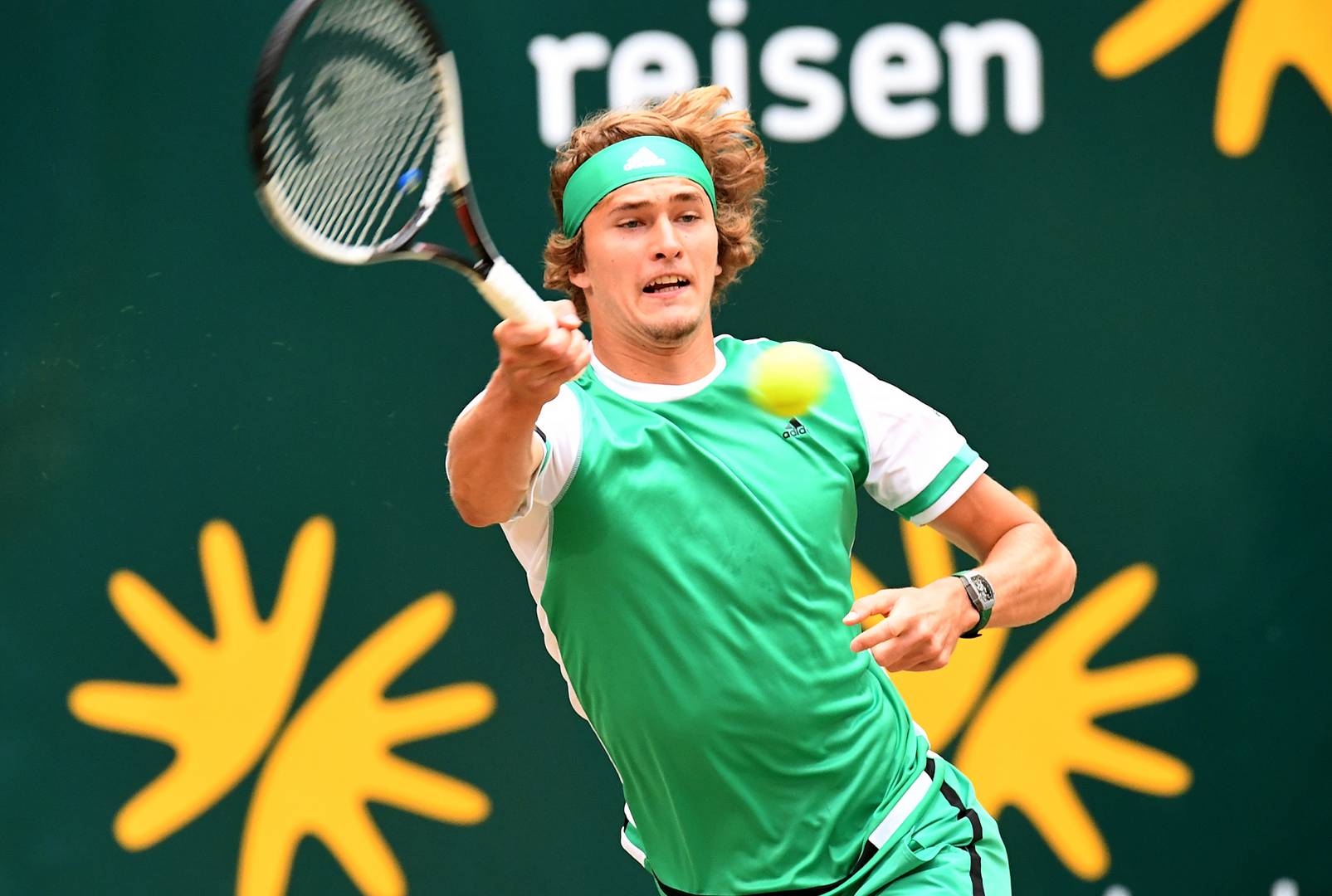 "King of lawn" Roger Federer is triumphant at the Anniversary Finals